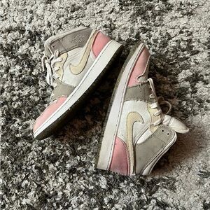 Air Jordan 1 Mid SE Pastel Grind: Pink, White, Sail Yellow Size 5.5Y/Women’s 7